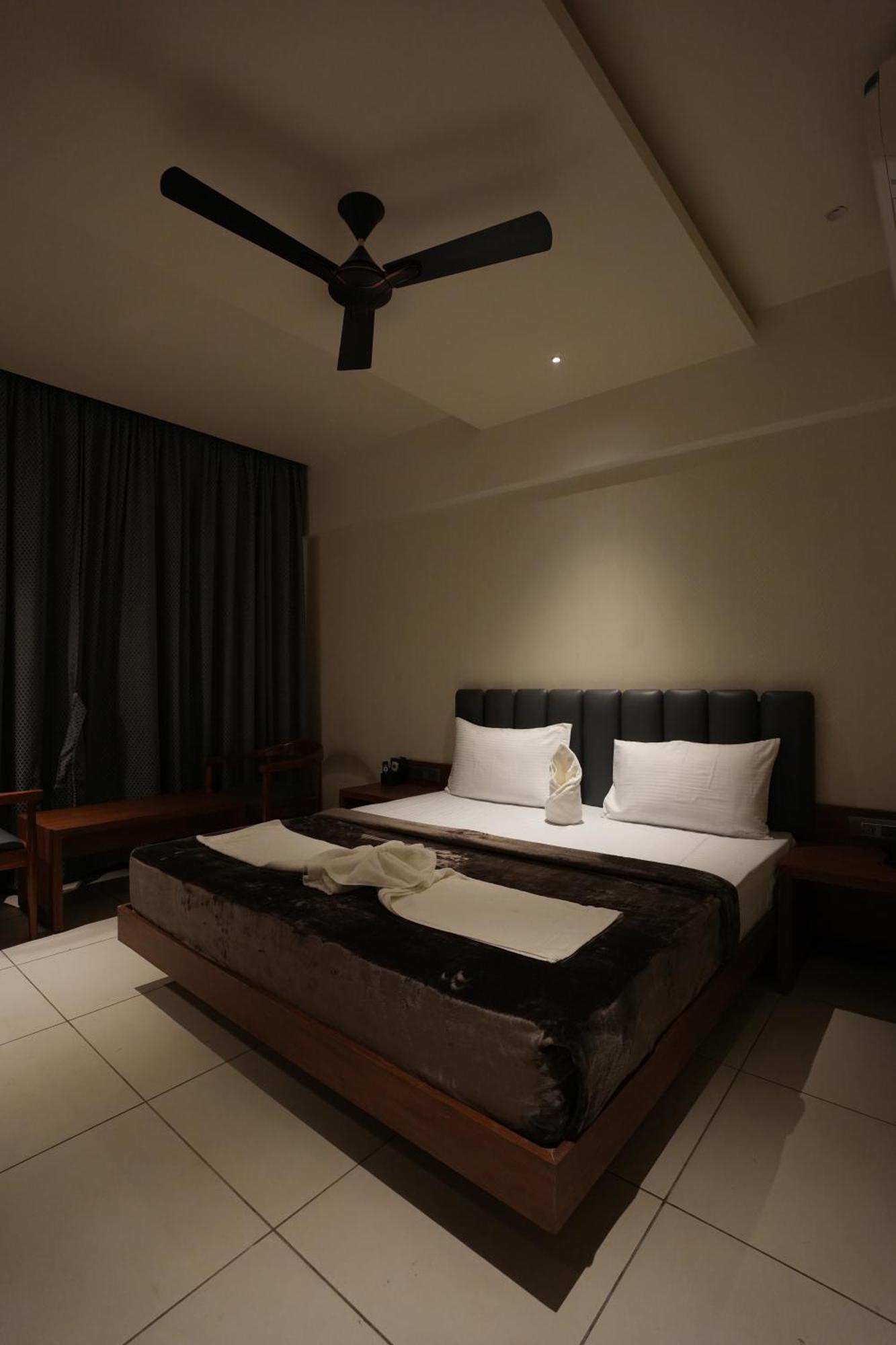 Hotel Swathi Hospet Exterior photo